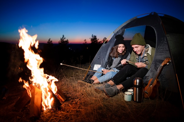 Jovens amigos preparando marshmallows