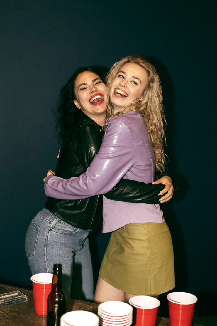Foto grátis jovens amigos se divertindo juntos