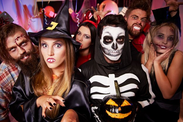 Jovens amigos se divertindo na festa de Halloween