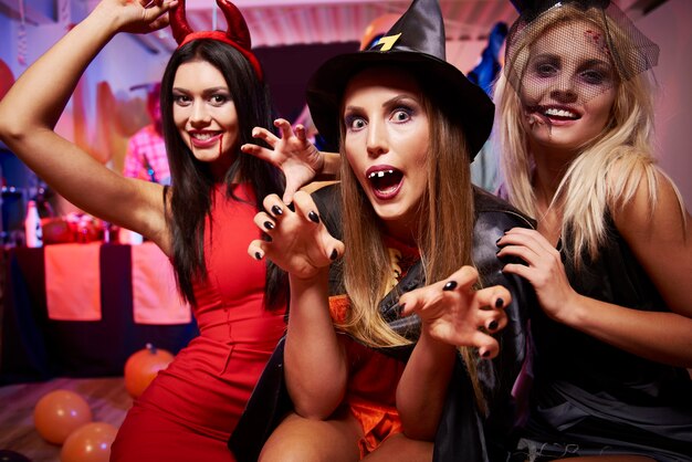 Jovens amigos se divertindo na festa de Halloween