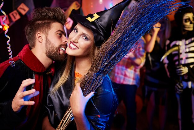 Jovens amigos se divertindo na festa de Halloween