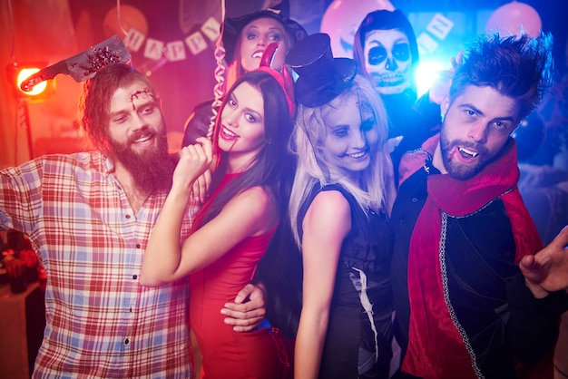 Jovens amigos se divertindo na festa de Halloween