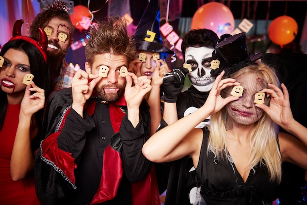 Jovens amigos se divertindo na festa de Halloween