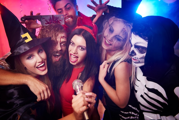 Foto grátis jovens amigos se divertindo na festa de halloween