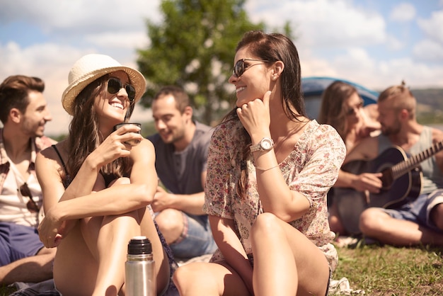 Jovens amigos se divertindo no acampamento