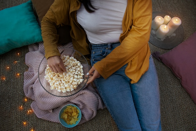 Jovens amigos se divertindo no cinema ao ar livre