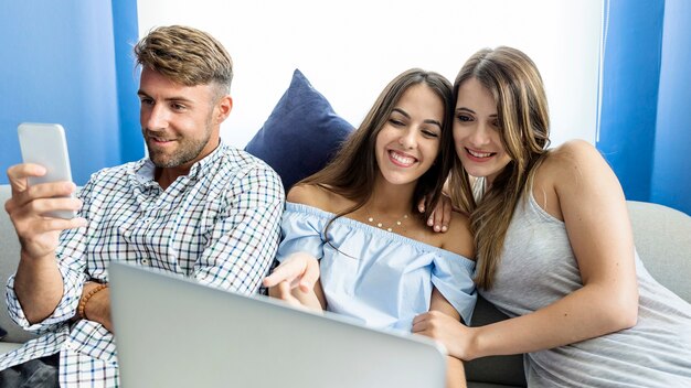 Jovens amigos tendo uma videoconferência