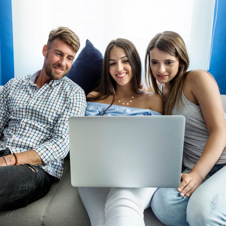 Foto grátis jovens amigos tendo uma videoconferência