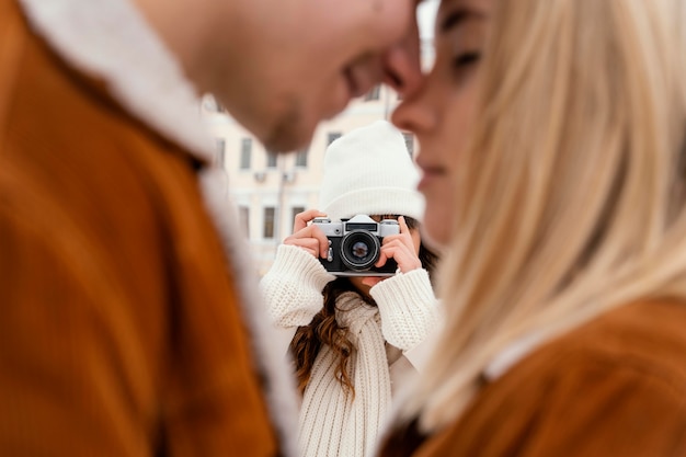 Jovens amigos tirando fotos ao ar livre