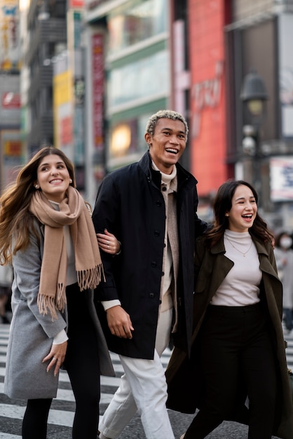 Foto grátis jovens amigos viajando pelo japão