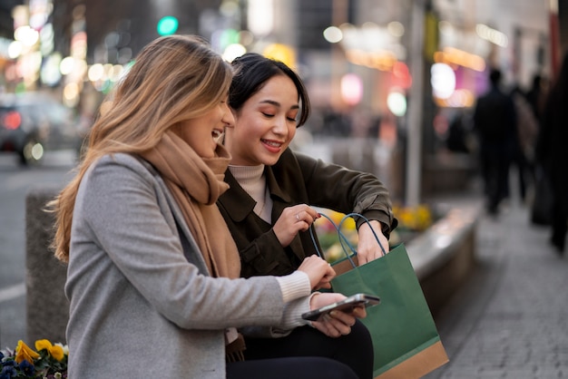 Jovens amigos viajando pelo Japão