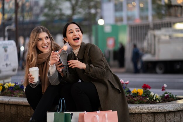 Jovens amigos viajando pelo Japão