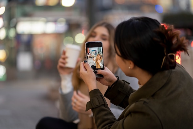 Foto grátis jovens amigos viajando pelo japão