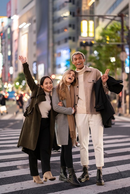 Foto grátis jovens amigos viajando pelo japão