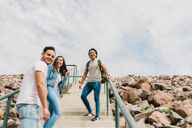 Jovens amigos viajando