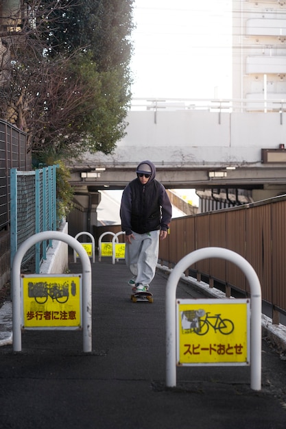 Foto grátis jovens andando de skate no japão