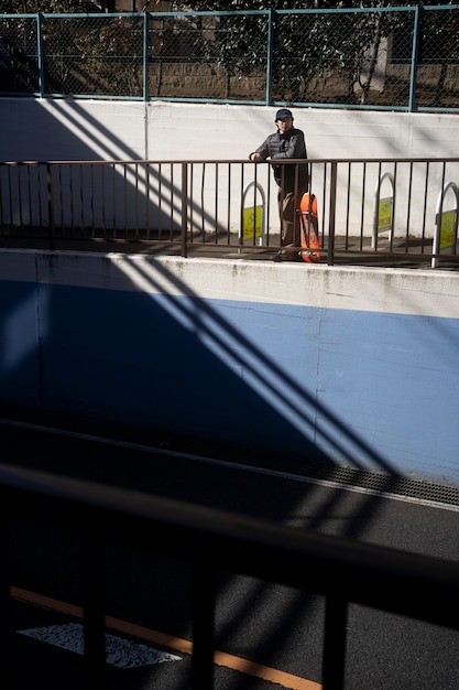 Jovens andando de skate no japão