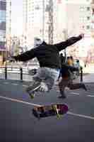 Foto grátis jovens andando de skate no japão