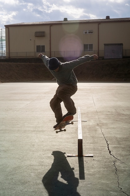 Foto grátis jovens andando de skate no japão