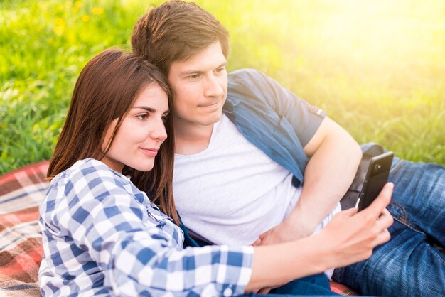 Jovens apaixonados tirando foto no telefone