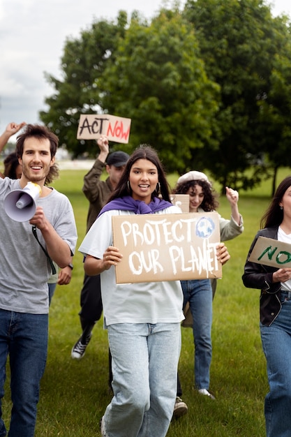 Foto grátis jovens ativistas em ação