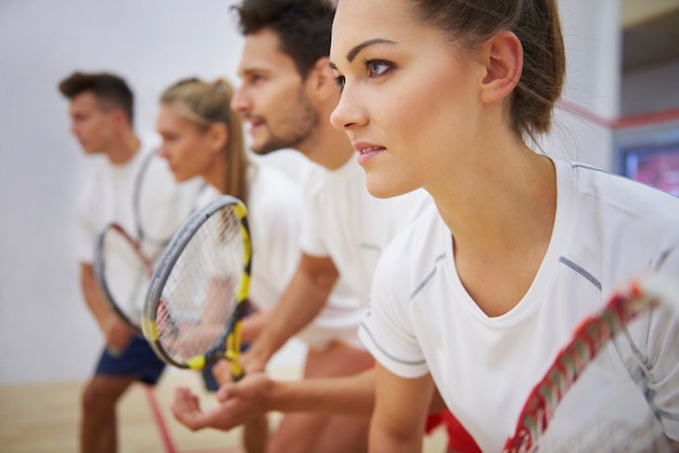 Jovens ativos jogando squash