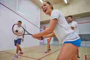 Foto grátis jovens ativos jogando squash