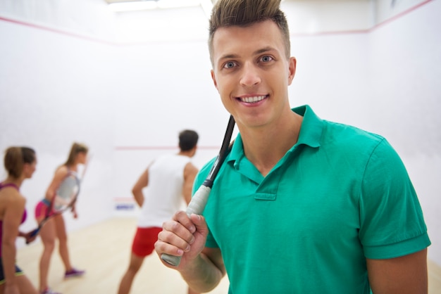 Foto grátis jovens ativos jogando squash