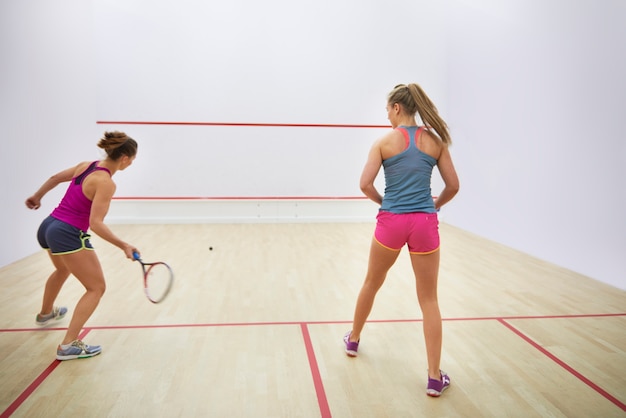 Foto grátis jovens ativos jogando squash