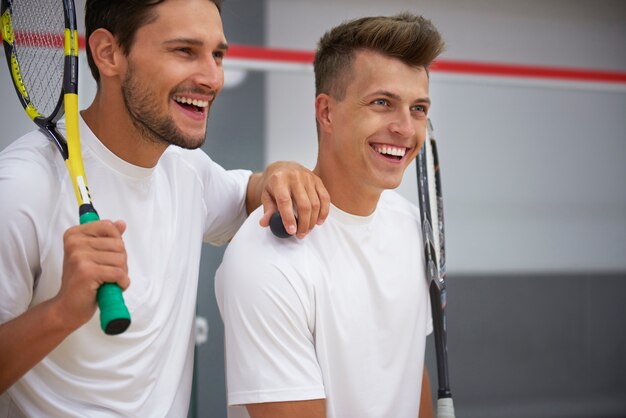 Jovens ativos jogando squash
