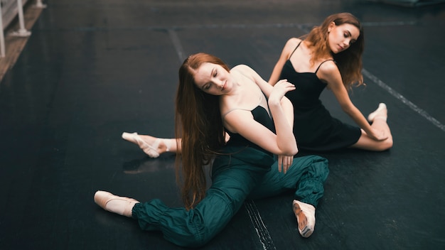 Jovens bailarinas clássicas praticando no estúdio de dança