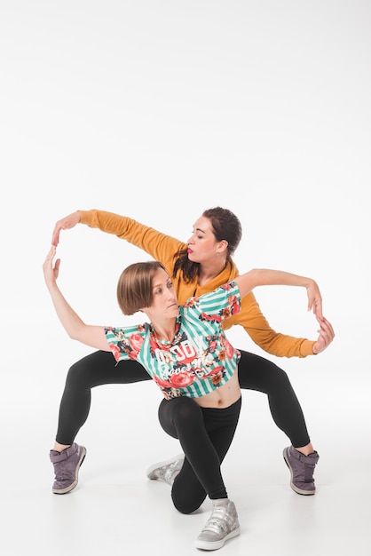 Foto grátis jovens bailarinas posando contra fundo branco