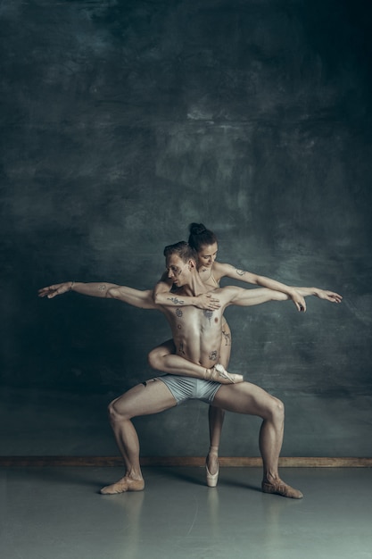 jovens bailarinos modernos posando em cinza