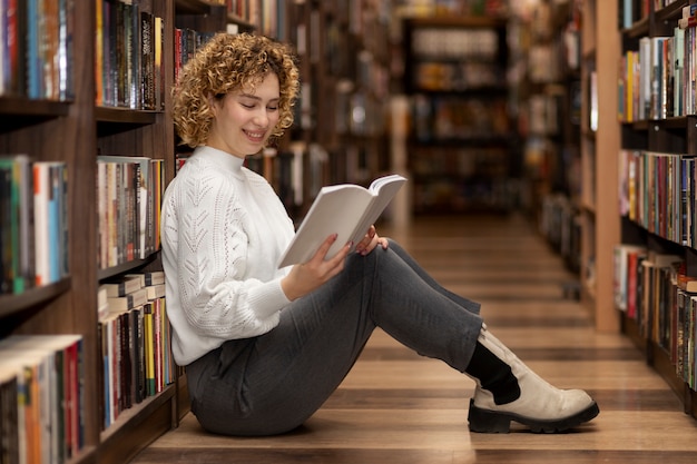 Foto grátis jovens bibliotecários organizando livros