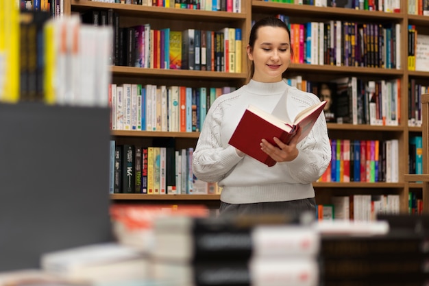 Jovens bibliotecários organizando livros