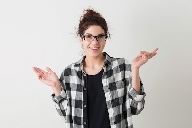 Jovens bonitas mulher de óculos, expressão do rosto surpreso, sorrindo, emoção sincera feliz, isolada, camisa quadriculada, estudante, segurando as mãos