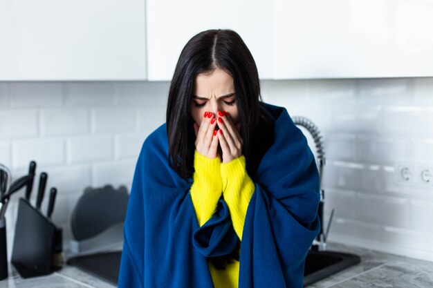 Jovens bonitas mulher se sentir mal doente em pé na cozinha