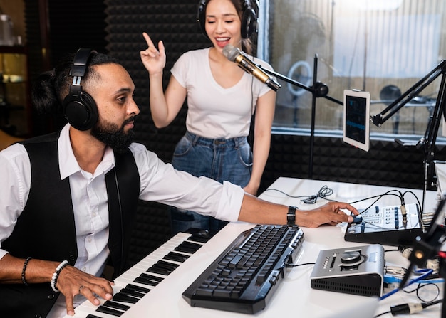 Jovens cantando e tocando piano ao vivo na rádio