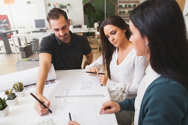 Jovens colegas de trabalho com plano