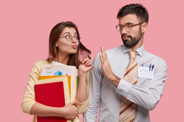 Jovens colegas de trabalho com roupas formais