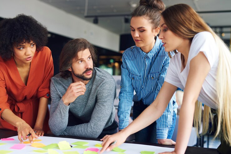 Foto grátis jovens colegas de trabalho compartilhando conceitos juntos