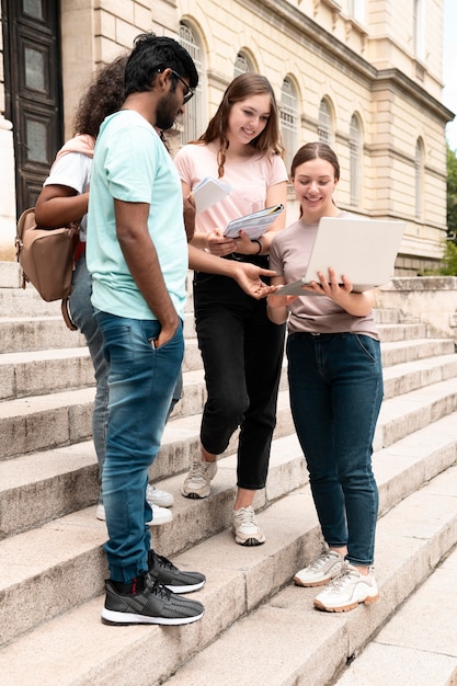 Foto grátis jovens colegas estudando juntos para um exame da faculdade