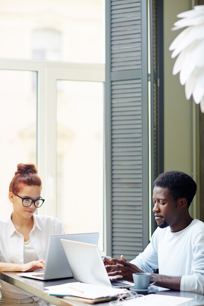 Jovens colegas focados no trabalho