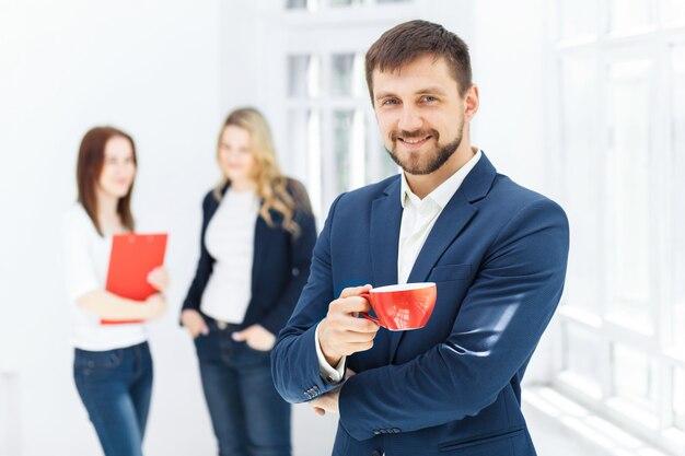 Jovens colegas tendo coffee-break no escritório