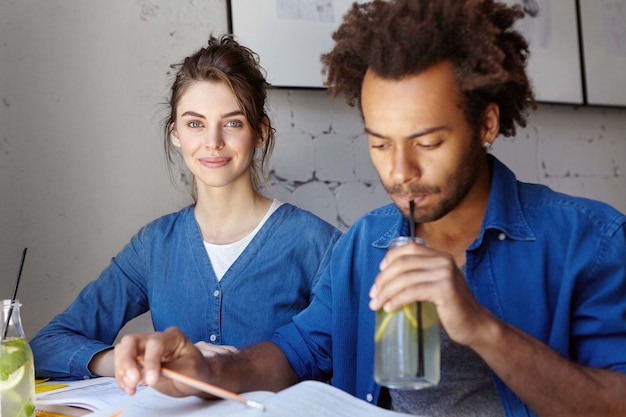 Foto grátis jovens colegas trabalhando juntos em um café