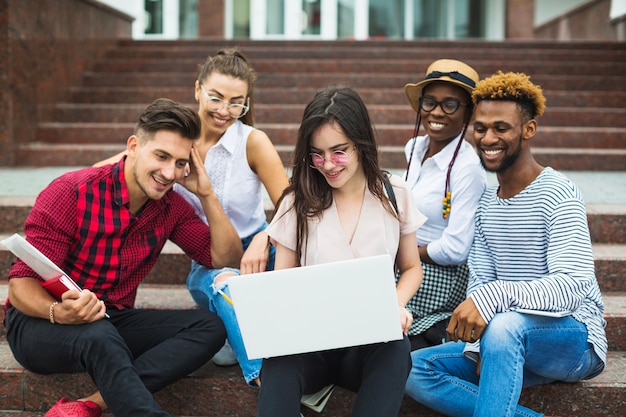 Foto grátis jovens com laptop na escada