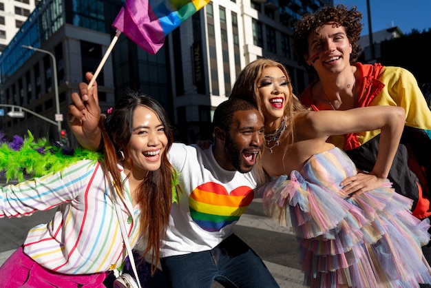 Jovens comemorando o mês do orgulho