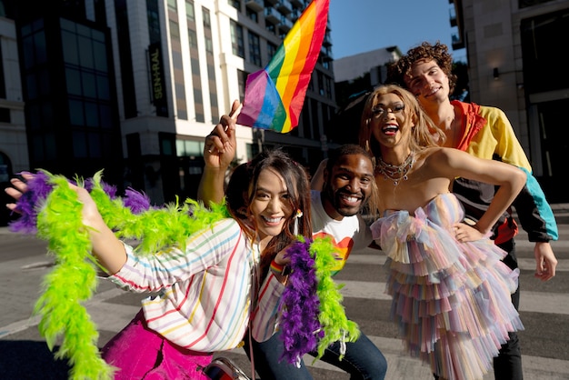 Foto grátis jovens comemorando o mês do orgulho