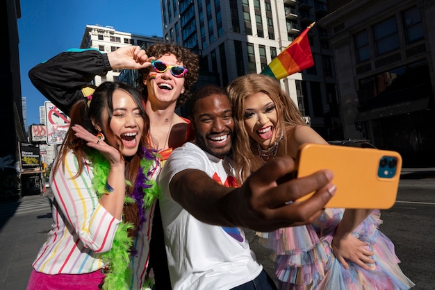 Foto grátis jovens comemorando o mês do orgulho