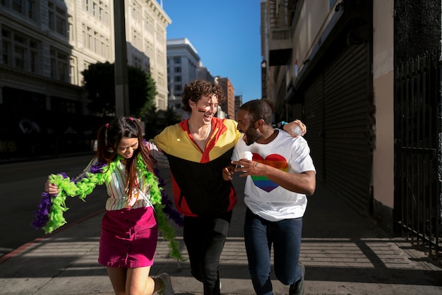 Foto grátis jovens comemorando o mês do orgulho